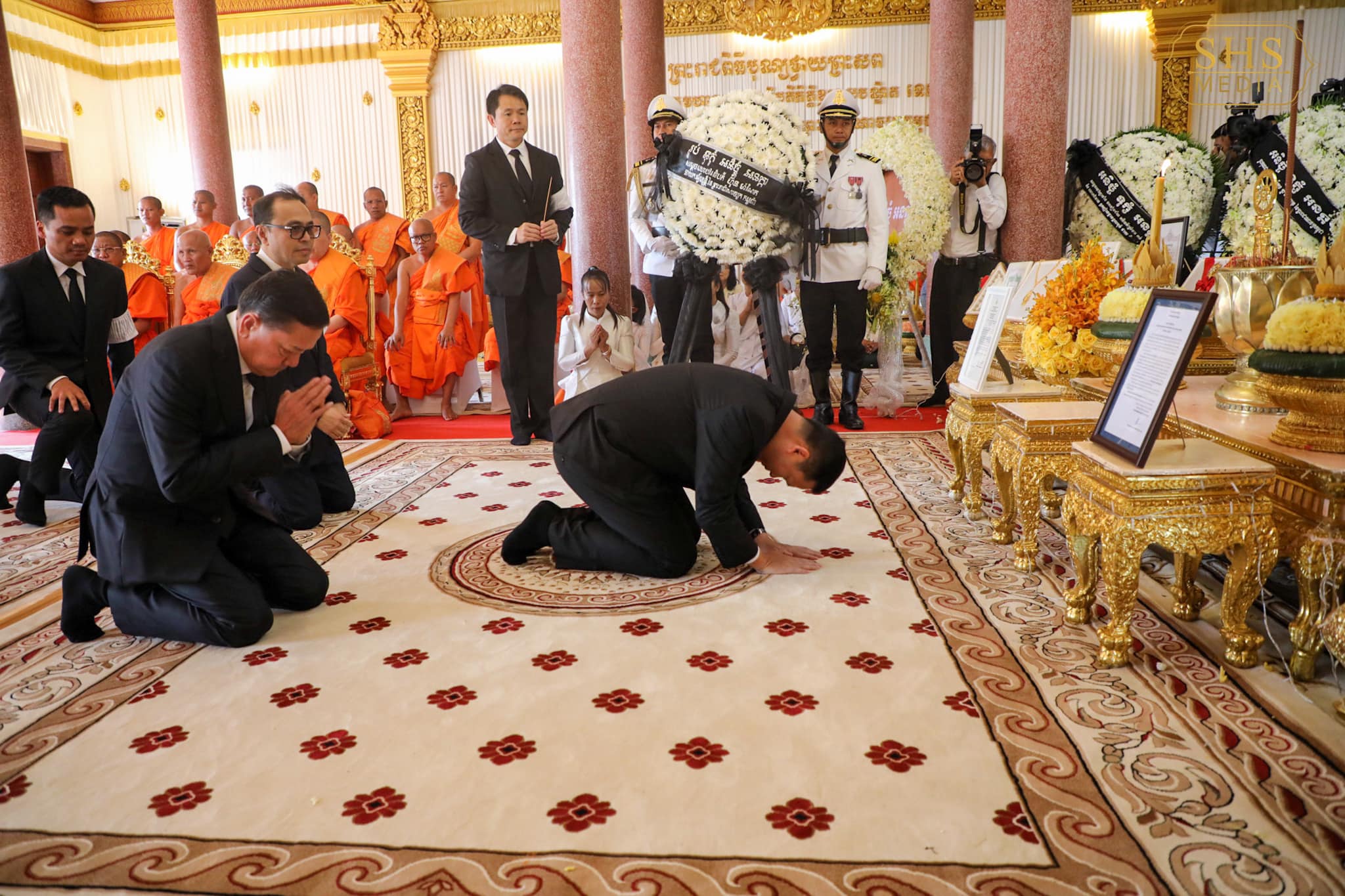 ថ្ងៃនេះសម្ដេចមហាបវរធិបតី ហ៊ុន ម៉ាណែត អញ្ជើញដាក់កម្រងផ្កា គោរពវិញ្ញាណក្ខន្ធ សម្តេចព្រះ​អគ្គមហា​សង្ឃរាជា​ធិបតីកិត្តិឧ​ទ្ទេសបណ្ឌិត ​ទេព វង្ស ស​ម្ដេចព្រះម​ហាសង្ឃរាជ នៃព្រះរាជា​ណាចក្រ​កម្ពុជា