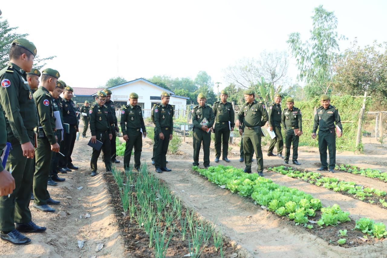 លោកវរសេនីយ៍ឯក ប៉ែន ចន្ធី មេបញ្ជាការរង កងពលតូចថ្មេីរជេីងលេខ៥១ ដឹកនាំក្រុមកា​រងារ ចុះទស្សន​កិច្ចសិក្សា​ការងារកសា​ងពង្រឹងអង្គភាពរឹង​មាំលេី​គ្រប់វិ​ស័យ