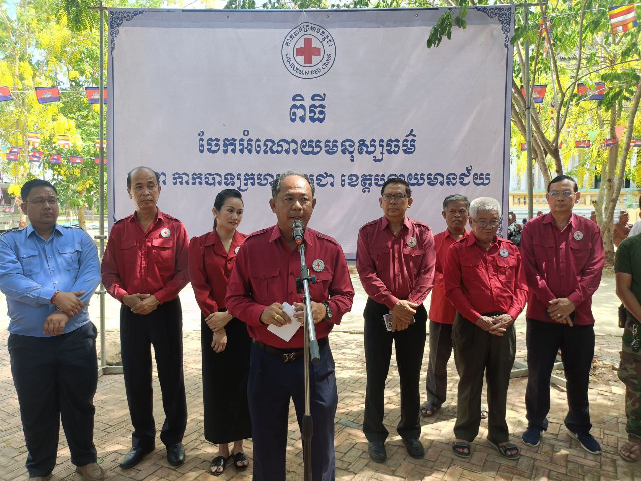 ប្រ​ជាពលរដ្ឋដែលរងគ្រោះ ដោយ​សារ​ខ្យល់​កន្រ្តាក់ នៅក្រុងសិរី​សោភ័ណ ទទួលបានអំណោ​យពី​សាខា​កាកបាទក្រហ​មខេត្តបន្ទាយមានជ័យ