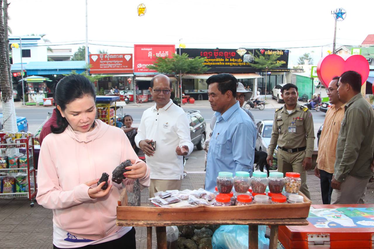 អភិបាលខេត្តប៉ៃលិន បានណែនាំ​ដល់អាជីវករ​លក់ដូនៅជើងភ្នំយ៉ាត ត្រូវចូលរួម​ថែរក្សាអនា​ម័យប​រិស្ថាន និងមា​នសណ្តាប់ធ្នាប់របៀបរៀបរយល្អ