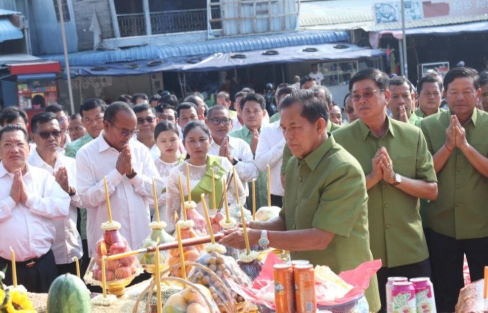 ថ្នាក់ដឹកនាំខេត្តប៉ៃលិន ធ្វើពិធីបួងសួងសុំសេចក្តីសុខ នៅអាស្រមរូបសំណាក់លោកយាយយ៉ាត