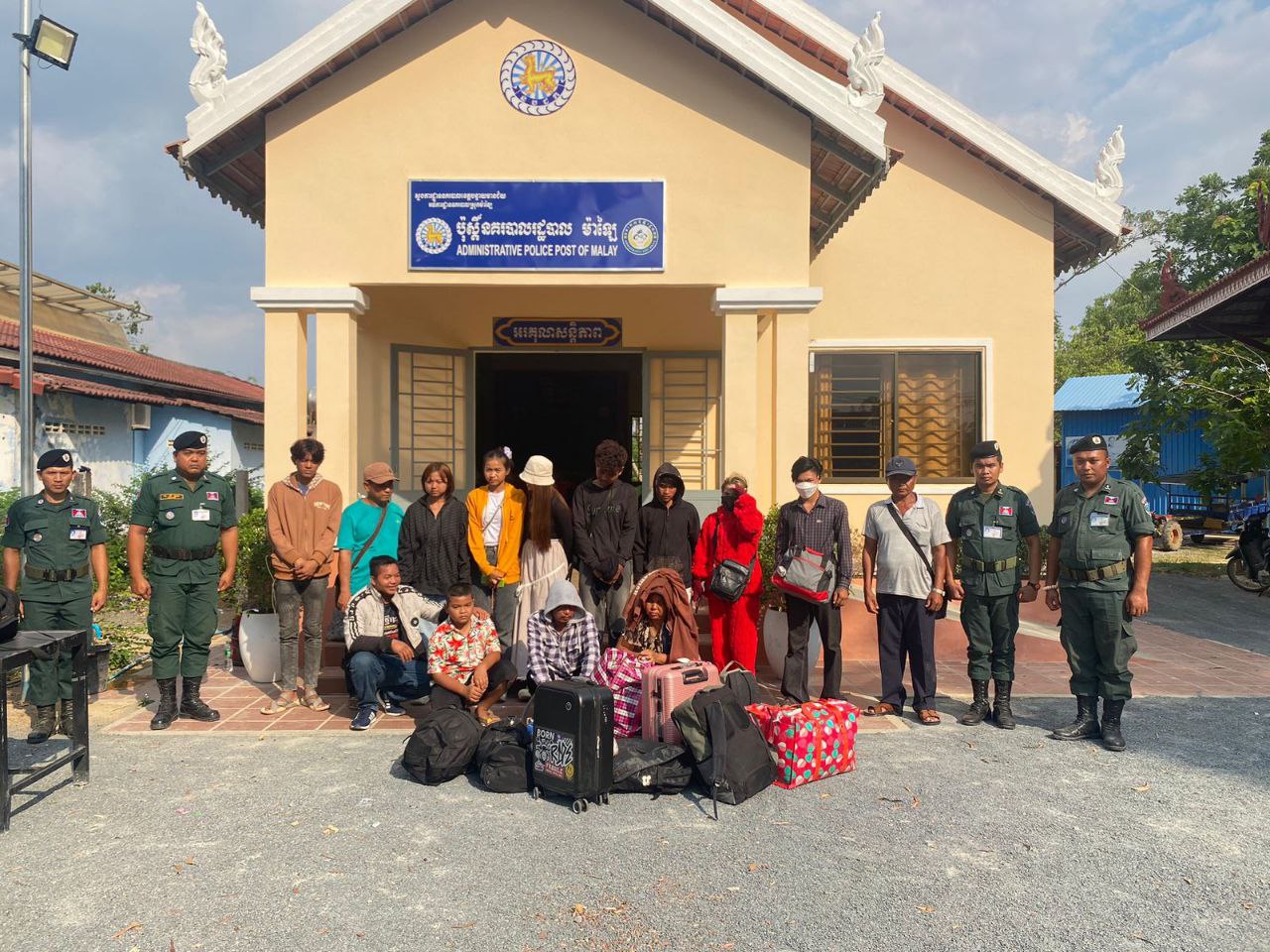 ពលរដ្ឋប្រុសស្រី៣​០០នាក់ បម្រុងលួចឆ្លងដែនខុសច្បាប់​ចូលប្រទេសថៃ ក្នុងភូមិសាស្ត្រ​ស្រុកម៉ាឡៃ ត្រូវនគ​របាលស្ទាក់​ឃាត់យកម​កអប់រំ