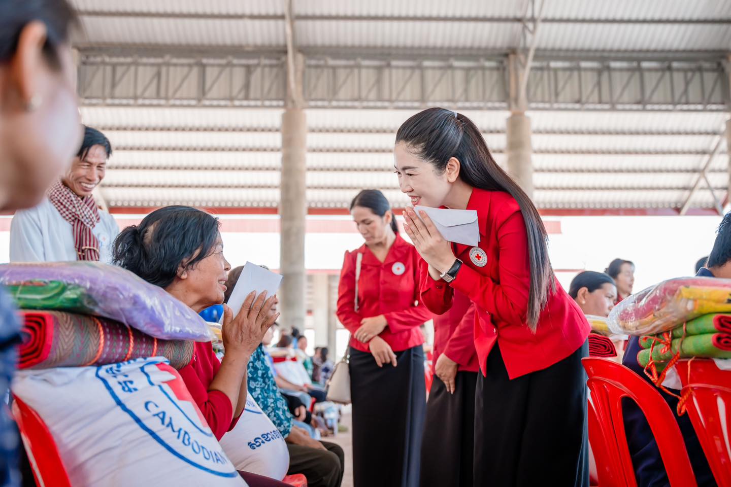 សាខាកាកបាទក្រហមកម្ពុជា ខេត្តសៀមរាប ចុះសួរសុខទុក្ខនិងផ្តល់អំណោយមនុស្សធម៌ ជូនប្រជា​ពលរដ្ឋដែល​រងគ្រោះ​ដោយសារខ្យលកន្ត្រាក់ចំនួន ៩៩គ្រួសារនៅបរិវេណផ្សារ ក្រុងរុនតា​ឯកតេជោ​សែន