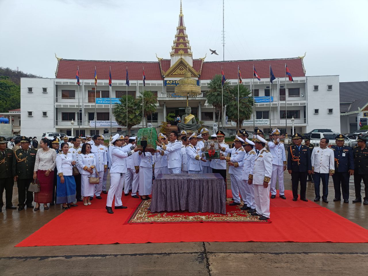 ថ្នាក់ដឹកនាំ មន្ត្រីរាជការ ក្នុងខេត្តបន្ទាយមានជ័យ ប្រារព្ធពិធីបុណ្យចម្រើនព្រះជន្មព្រះមហាក្សត្រ ក្នុង​គម្រប់​ព្រះ​ជន្ម ៧​១យាង​ចូល ៧​២ព្រះវ​ស្សា