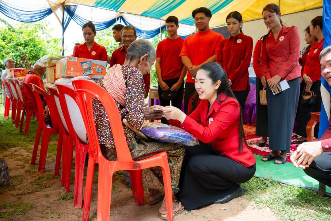 សាខាកាកបាទក្រហមកម្ពុជា ខេត្តសៀមរាប ប្រគល់ផ្ទះមនុស្សធម៌ទី៩៣ ជូនគ្រួសារស្ត្រីមេម៉ាយក្រីក្រ នៅភូមិរហាល ឃុំដូនកែវ ស្រុកពួក