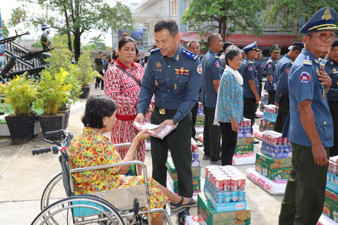 លោកឧត្តមសេនីយ៍ត្រី បោន ប៊ិន អញ្ជេីញសំ​ណេះសំ​ណាល​ជាមួយ​យោធិន ចូល​និ​វត្តន៍ ពិការ ​បាត់បង់​សមត្ថភា​ព និងគ្រួសា​រពលី​-មរណៈ ចំនួន​៨១​នាក់