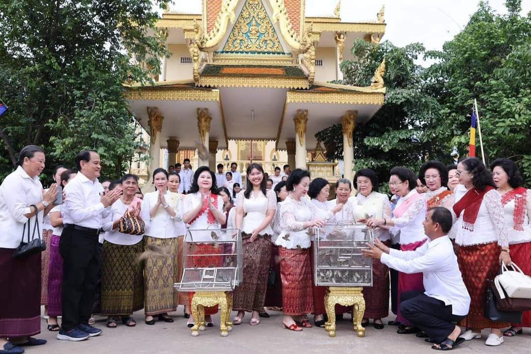 សម្ដេចកិត្ដិព្រឹទ្ធបណ្ឌិត ប៊ុន រ៉ានី ហ៊ុនសែន នាំយកទៀនព្រះវស្សា ទេយ្យវត្ថុ និងបច្ច័យប្រគេន​ព្រះសង្ឃគង់ចាំព្រះវស្សា នៅវត្តមុនីសុវណ្ណ ហៅវត្តចំពុះក្អែក..