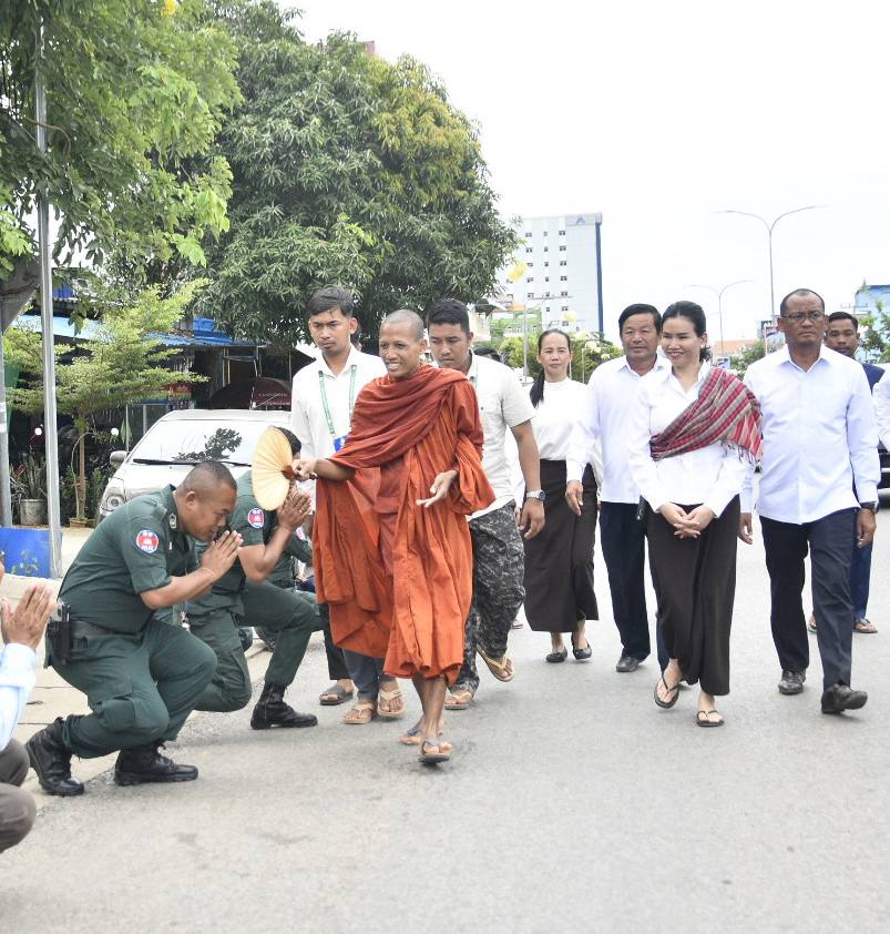 ព្រះអង្គធម្មវនវាសីបណ្ឌិត ចន្ទមុនី និមន្តទស្សនកិច្ច និងជួបប្រជាពុទ្ធបរិស័ទតាមខ្សែបន្ទាត់ព្រំដែនកម្ពុជា-ថៃ ក្នុងភូមិសាស្ត្រខេត្តប៉ៃលិន