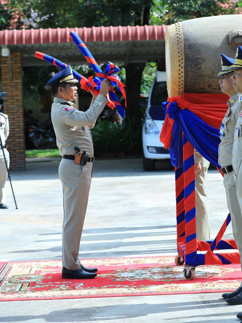 លោកឧត្តមសេនីយ៍​ទោ សិទ្ធិ ឡោះ​ ដឹកនាំកម្លាំងនគ​របាលទូទាំងខេត្ត ប្រារព្ធពិធីវា​យគង ទូងស្គរអ​បអរសាទរ​ពិធី​បើកការដ្ឋាន​សាង​សង់ព្រែកជីកហ្វូណ​នតេជោ