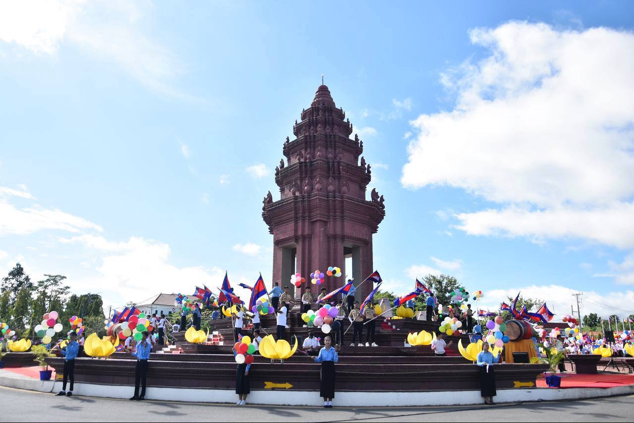 អាជ្ញាធរខេត្តប៉ៃ​លិន និងប្រជា​ពល​រដ្ឋជាងបីពា​ន់នាក់ ប្រារព្ធពិធីទូងស្គរ អបអរសាទរ​ពិធីបើក​កា​រដ្ឋានសា​ងសង់ព្រែកជីកហ្វូណនតេជោនៅបរិវេណវិមានឯករាជ្យ