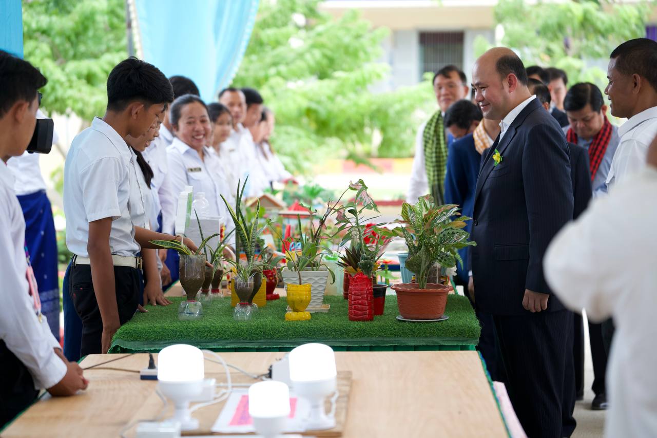 សិក្ខាសាលាចែករំលែក​បទពិសោធនៃកា​រគ្រប់គ្រង និងការផ្តល់សេវាសាធារណៈ ជ័យលាភីអង្គភា​ពផ្តល់សេវាសា​ធារណៈគំរូក្នុងវិស័យអប់រំ ឆ្នាំ២០២៣ (កម្រិតអនុវិទ្យាល័យ) នៅខេត្តប៉ៃលិន