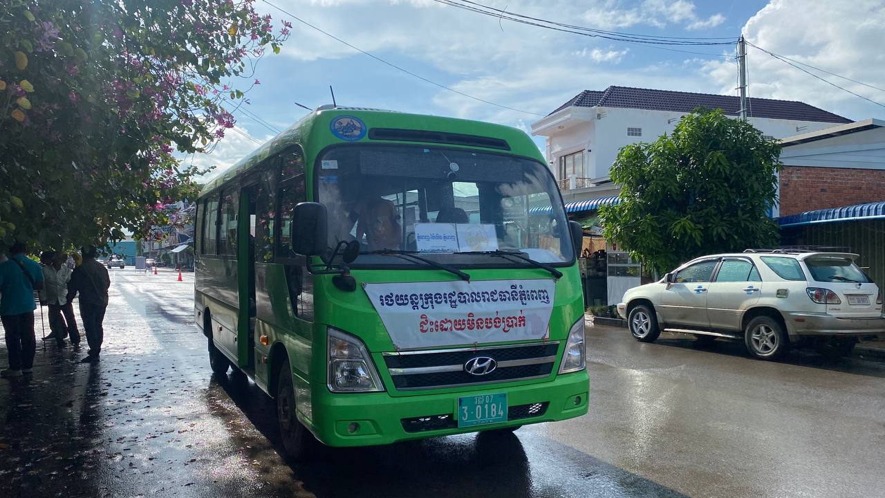 អ្នកដំណើរប្រមាណជាង ​៣រយនាក់ មកដល់ខេត្តប៉ៃលិន ដោយសុវត្ថិភាព តាមរយះរថយ​ន្តក្រុង​សាធារណ: