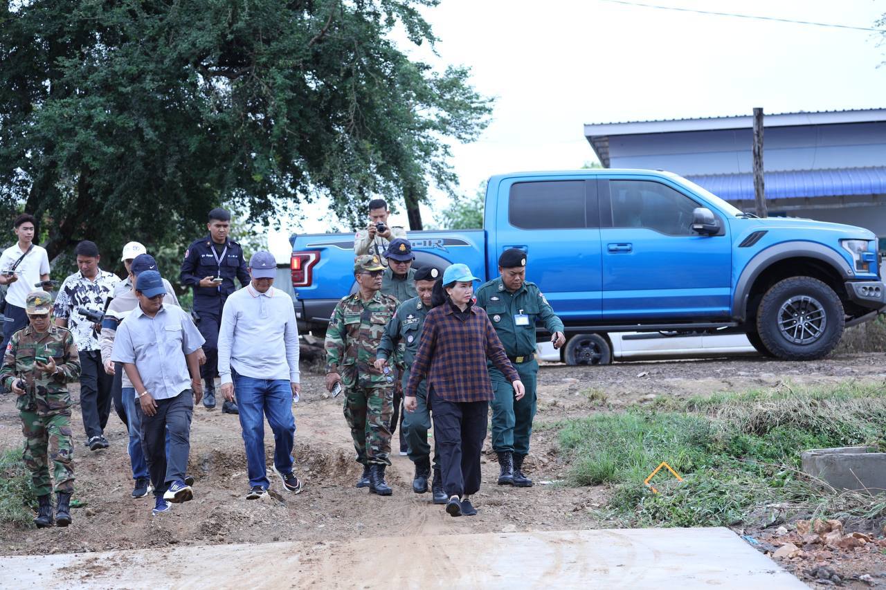 អភិបាលខេត្តប៉ៃលិន ចុះពិនិត្យនិងបានផ្តល់អំណោយ​សង្គ្រោះបន្ទាន់ ជូនប្រជា​ពលរដ្ឋដែល​រងគ្រោះដោយ​ជំនន់ទឹកភ្លៀងជាប់ព្រំដែនកម្ពុជា-ថៃ