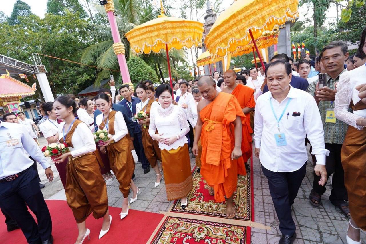 សម្ដេចកិត្តិព្រឹទ្ធបណ្ឌិត ប៊ុន រ៉ានី ហ៊ុនសែន អញ្ជើញដង្ហែរអង្គកឋិនទានមហាសាមគ្គីគ្រួសារខ្មែរ នៅវត្តពោធិគិរីវង្សារាម ខេត្តត្រាវិញ សាធារណរដ្ឋសង្គមនិយមវៀតណាម