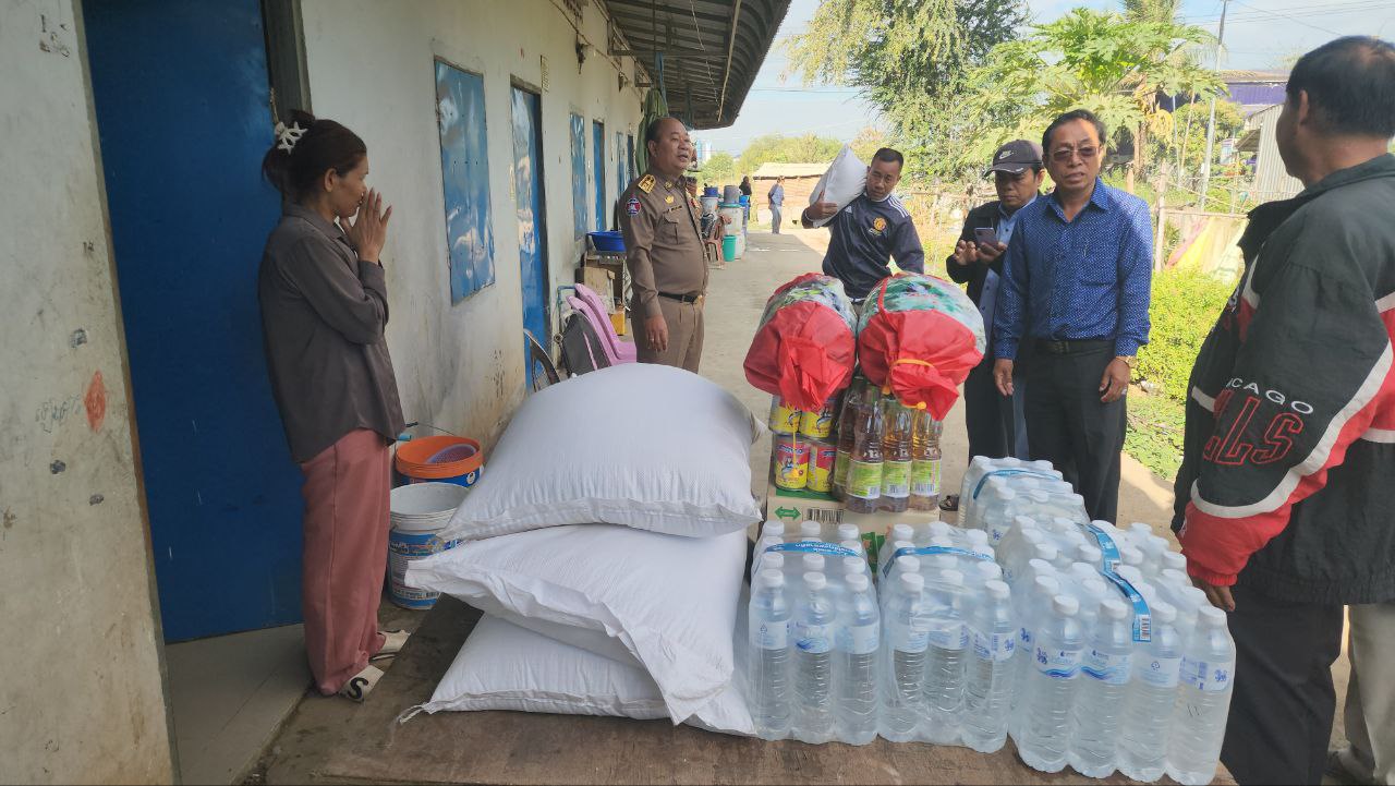 លោក គាតហ៊ុល អភិបាលក្រុងប៉ោយប៉ែតនាំយកអំណោយនិងថវិកាផ្ដល់ជូនស្ត្រីម្នាក់ដែលមានជំងឺប្រចាំកាយ មហារីកដោះ