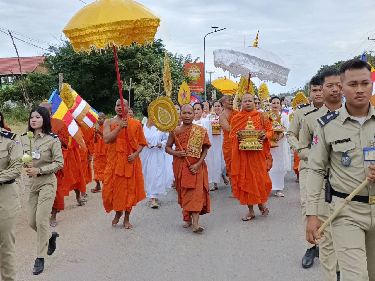 បុណ្យដង្ហែឆ្លងព្រះបរមសារី​រិកធាតុ វត្តគិរីធម្មប​ទខ្លាកូនថ្មី ក្នុងក្រុងសេរីសោភ័ណ