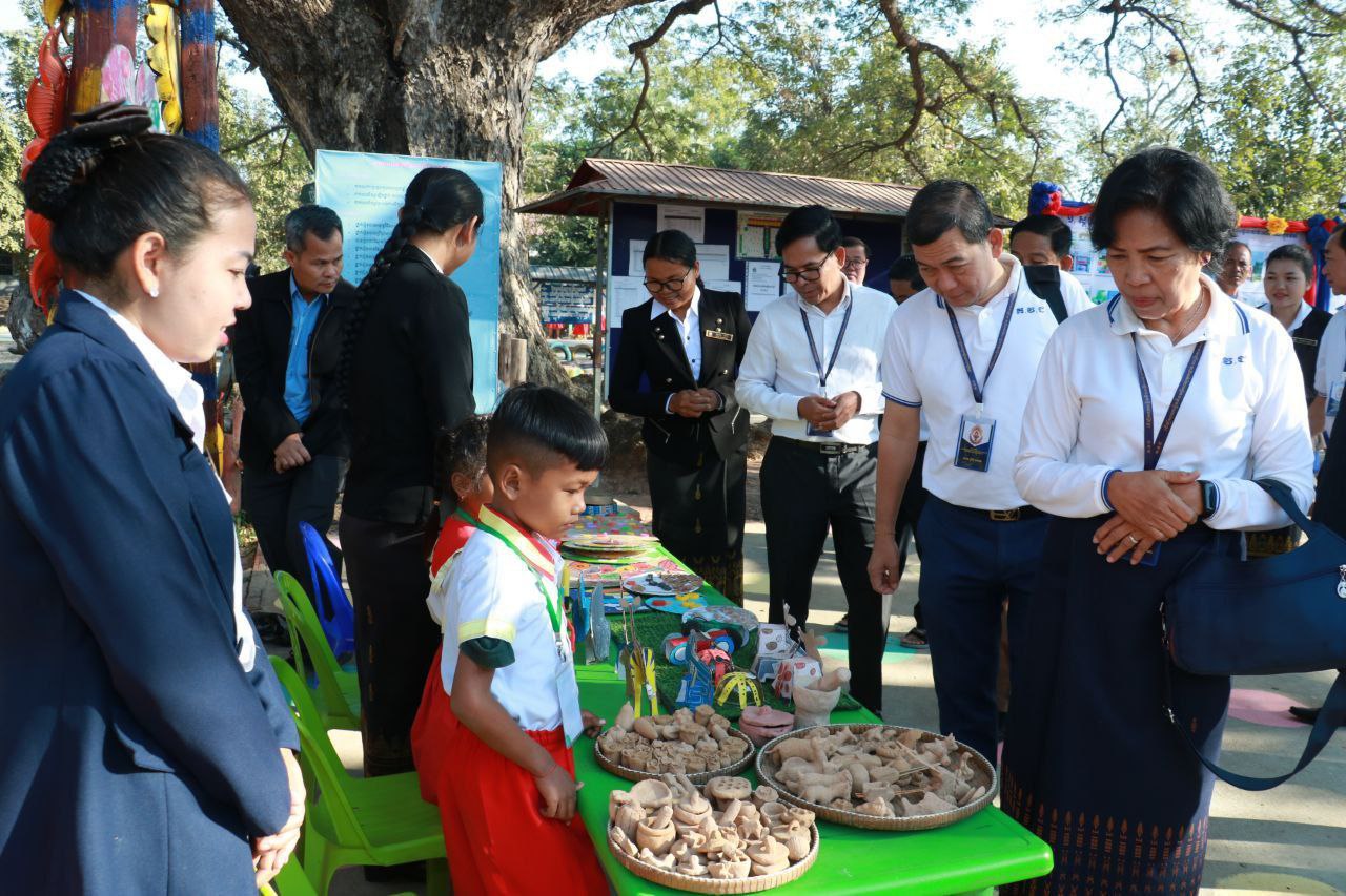 ឯកឧត្តម ឆាយ ឆត្រាវុធ ដឹ​កនាំគណៈប្រតិភូអ​ញ្ជើញចុះពិនិត្យក្នុងការវាយតម្លៃ និងការទទួលស្គា​ល់អង្គភាព​ផ្ដល់សេវាសាធា​រណៈគំរូក្នុងវិស័យ​អប់រំ នៅសាលា​មតេ្តយ្យសិ​ក្សាធន​ធានកកោះ ក្នុងស្រុ​កស្វាយចេក