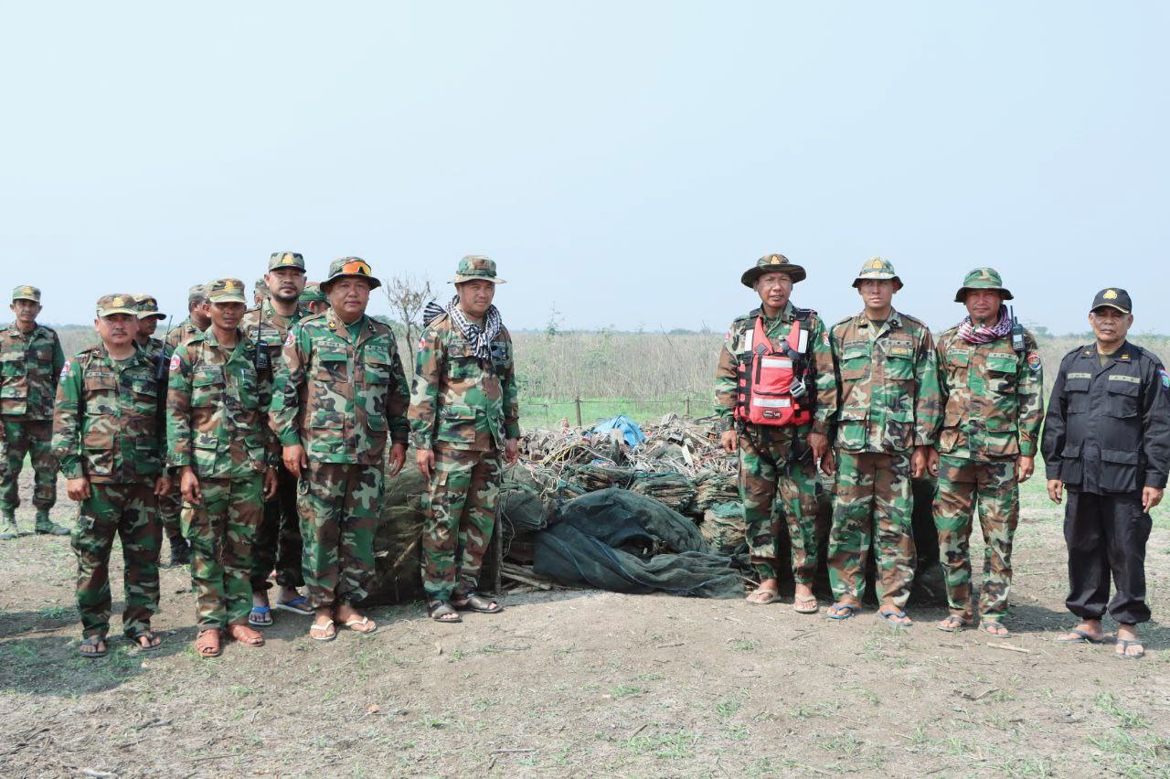 ឧត្តមសេ​នីយ៍ទោ​ សេង ​ធារិន ដឹកនាំ​ក្រុមការ​ងារ ដុតកម្ទេចឧបករណ៍ឆក់ត្រីខុសច្បាប់ ចំនួន ១៤​២គ្រឿង