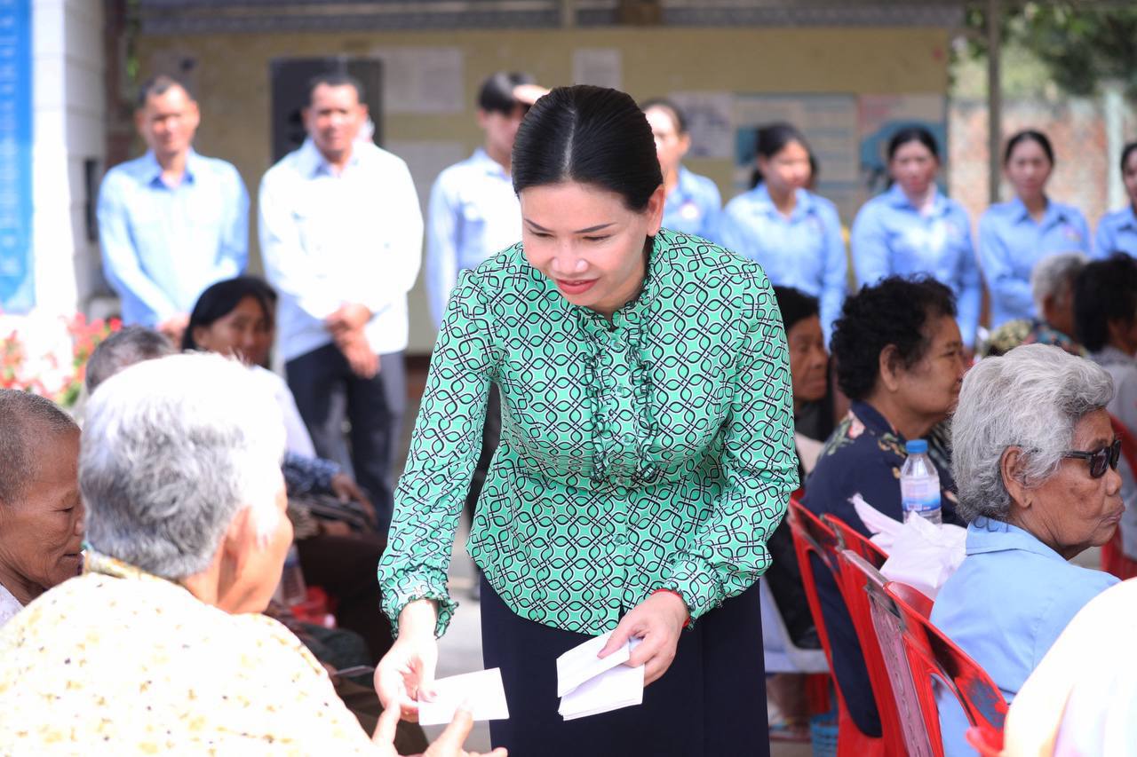 លោកជំទាវ បាន ​ស្រីមុំ អញ្ជើញជួប​សំណេះសំណា​លសួរសុខទុក្ខ​និងបើក​ប្រាក់ឧបត្ថម្ភជូន​លោកយាយ លោកតាចាស់​ជរាចំនួន ៧៥នាក់ ​នៅស្រុកសាលាក្រៅ